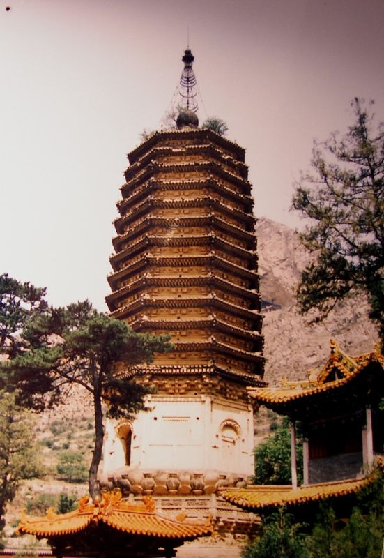 觉山寺砖塔图片
