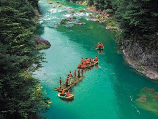飞霞碧溪漂流