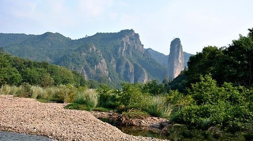 朱潭山位於仙都景區.主要景點有仙堤,九龍壁,超然亭.