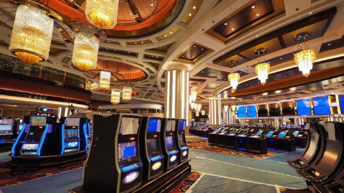  澳门新濠影汇8字摩天轮2天自由游>宿巨星汇大床套房 送自助早餐