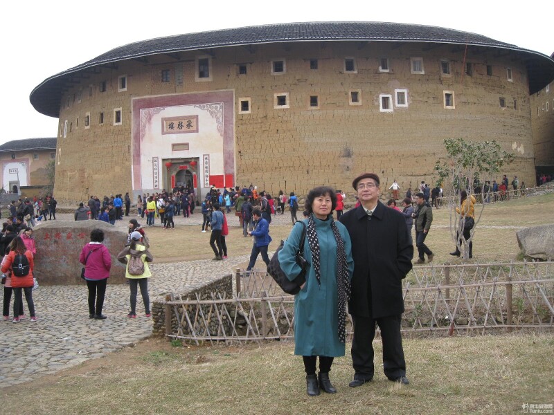 承启楼的楼名是今人江静波教授补题,楼门联是:"承前祖德勤和俭,启后孙