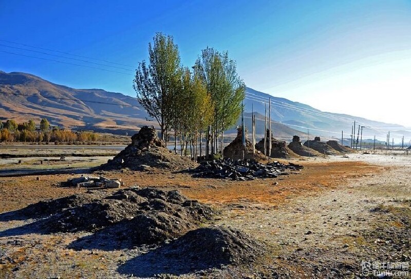 河边的几处土堆,看着不是普通的,感觉像是