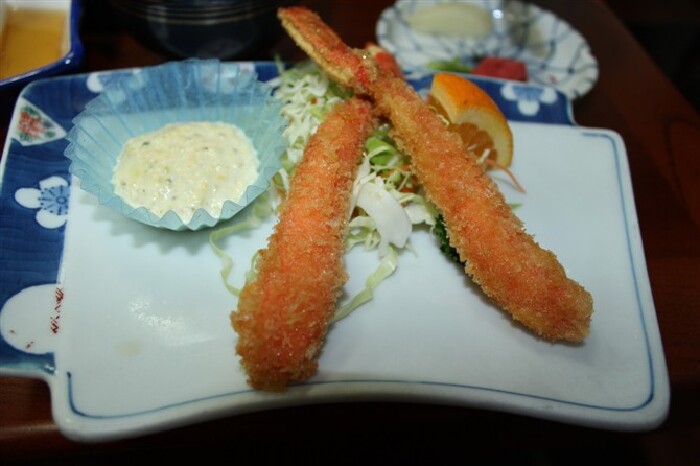 炸帝王蟹的腿!香脆可口.(口水又流下来了)