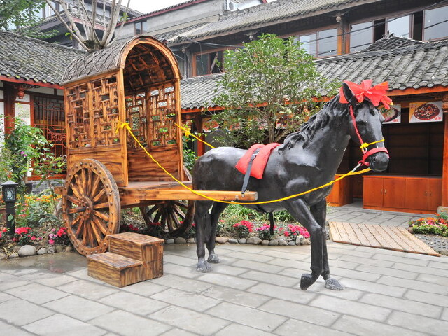 这什么马车没看出来,姑且当战车吧爬上去挥几下缰绳.