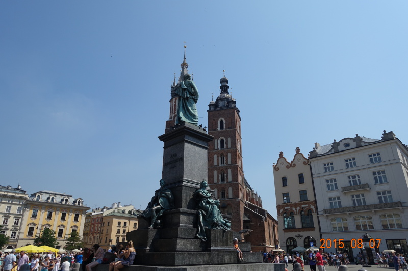 广场上砖红色的圣玛利亚教堂是克拉科夫的标志,哥特风格的圣玛利亚