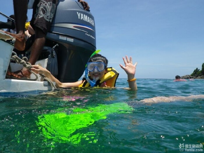 还是蛮帅的吧,就是身上和脚都在前几天晒伤了,我是穿着衣服和袜子下水