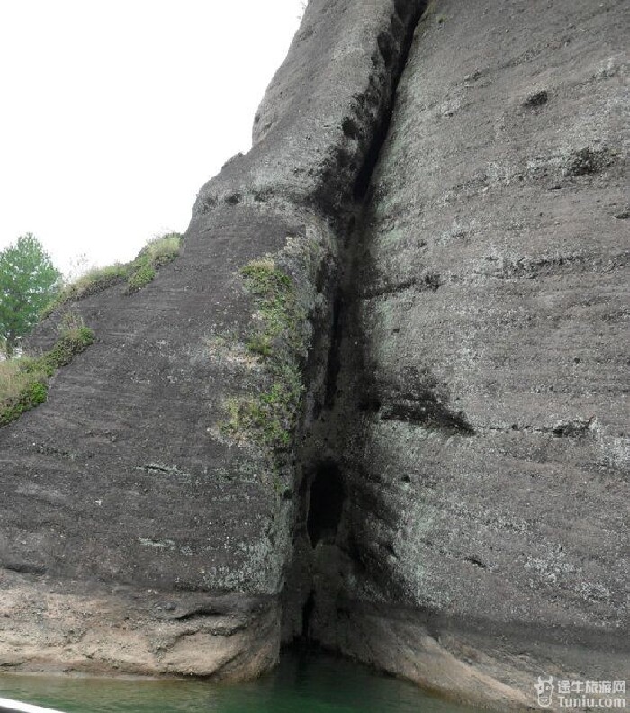 冠豸山,位于福建连城县城东郊1公里,属丹霞