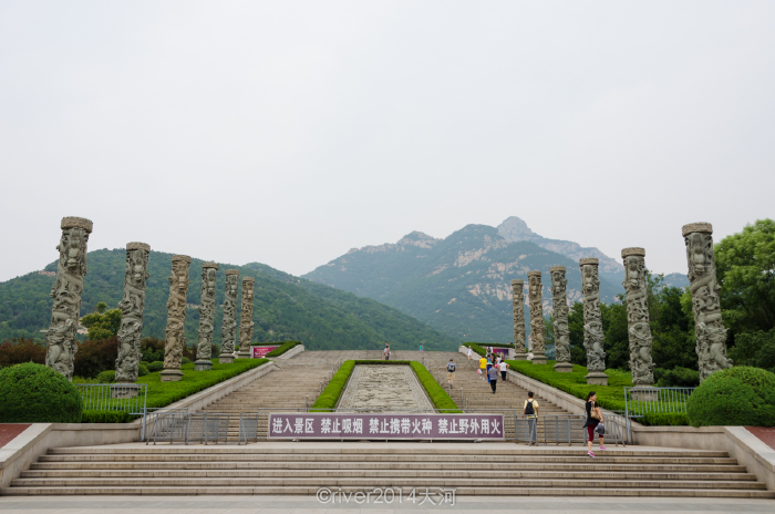 天外村的天地广场位于泰山脚下,大气磅礴,12根龙柱显得与众不同.
