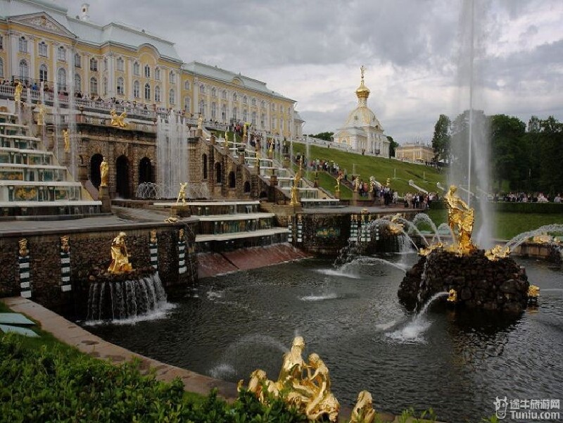 图58)夏宫外气势恢宏的纯金雕像喷泉2