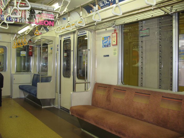 起一大早出发去浅草寺日本地铁都是软座,超干净