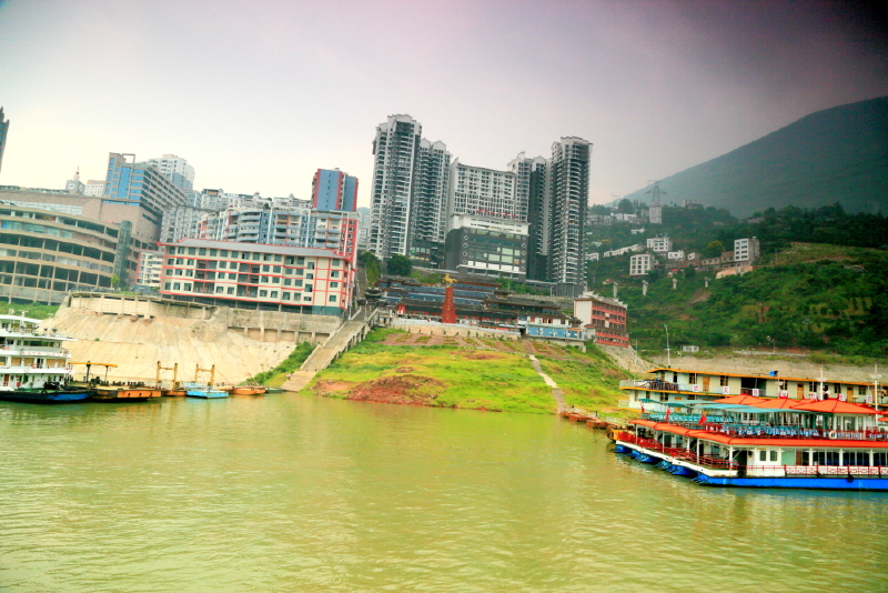 我于1998年路过巴东,曾摄下三峡建坝蓄水前的巴东老县城