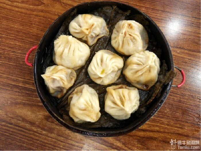 本地人热心的告诉我们,对面的同心美食的生煎包子是老字号"同心楼"的
