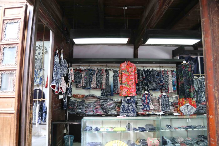 前行,看到这家"宏源泰号",是家染坊,始创于宋元年间,兴盛于明清和民国