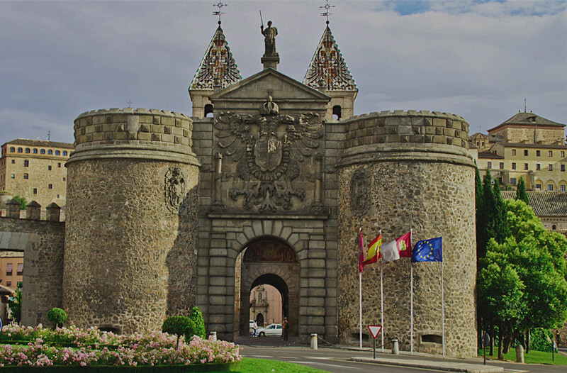 园林中的故宫,为中世纪摩尔人在西班牙建立的格拉纳达王国的王宫,故又