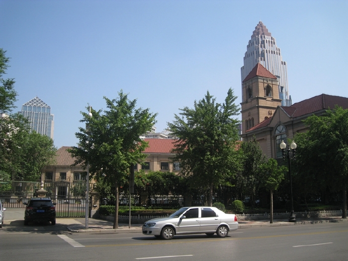 胡佛故居位于马场道原重庆道小学校址内,这座小楼为英格兰别墅式建筑