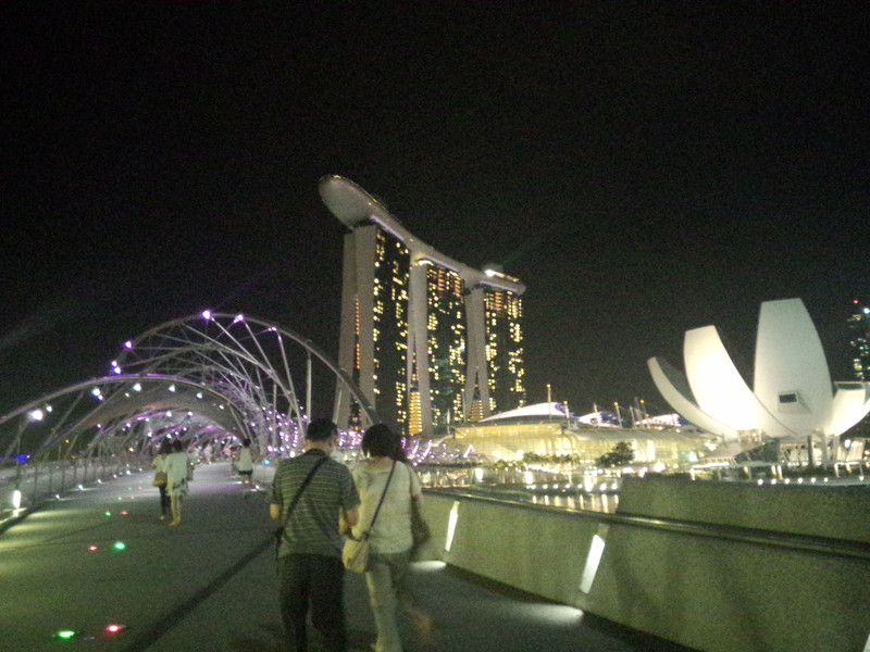 夜色中的marina bay 比白天美很多,如果運氣好還可以看到音樂噴泉和