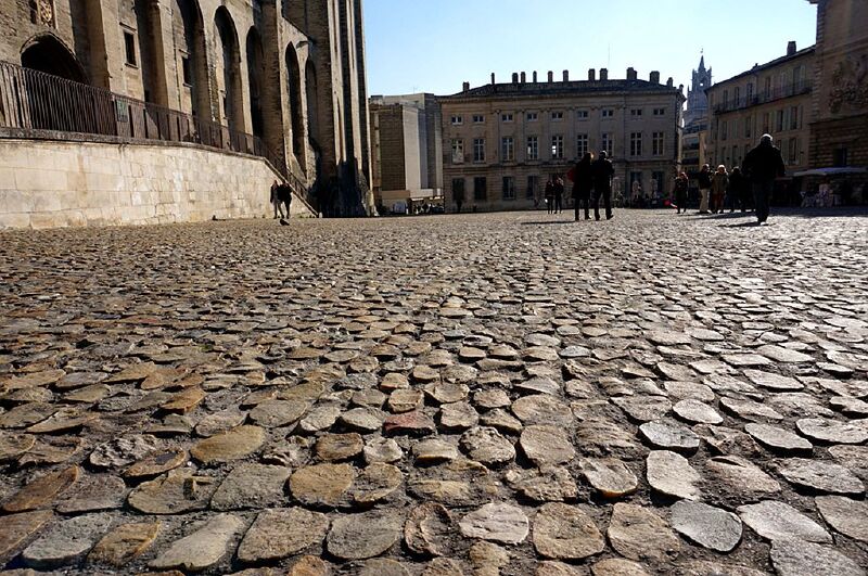教皇宫前的石头路,充满历史的沧桑