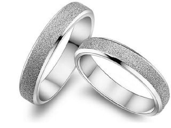 海南苗族同胞精心制作的银饰品工艺高超,品种繁多,如项圈和手镯就有