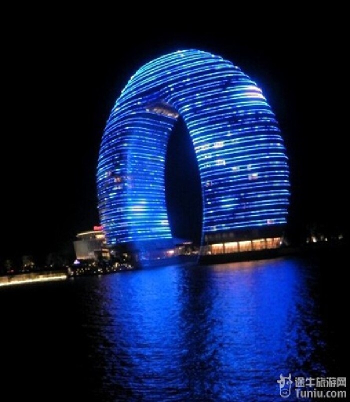 跟我一起游览与迪拜帆船酒店相媲美的月亮酒店