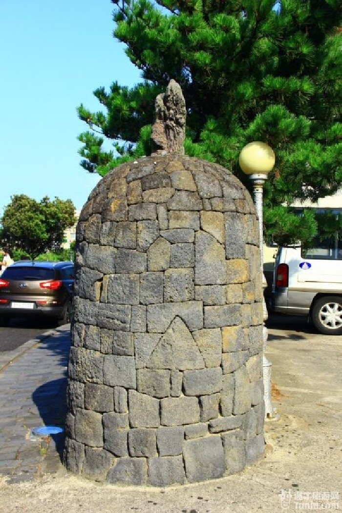 用火山石砌成的石塔.