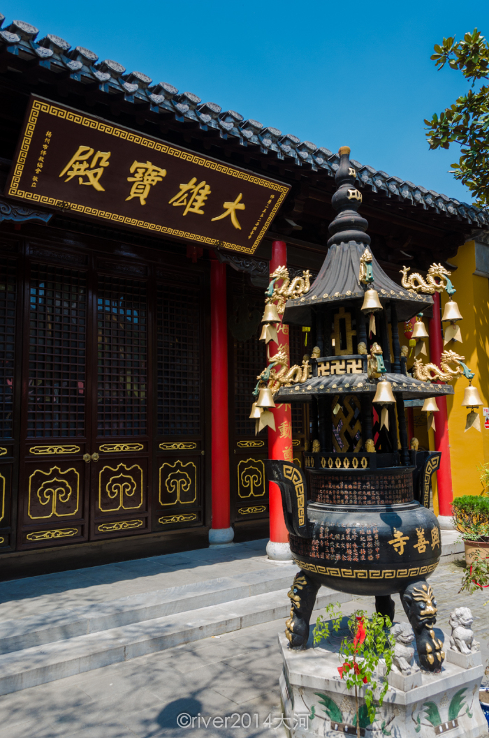 目测这座寺庙只有百余平米,但是寺庙所有的一切这里也都齐备.