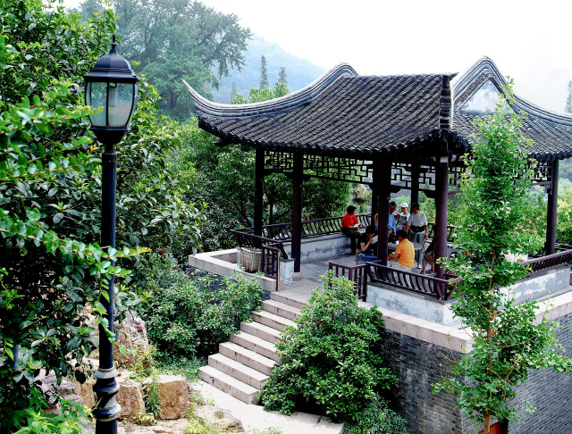 南坡万松岭建有望江亭,在此可俯瞰浩荡长江,江南福虞两山隐约可见.