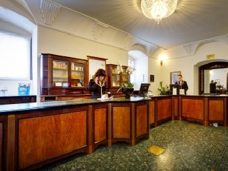 陌生人温泉酒店