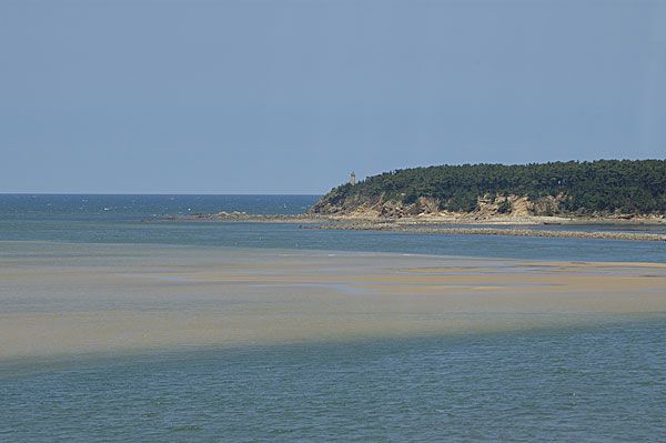 威海坐落在山東半島的東部.是旅遊的絕佳勝地.