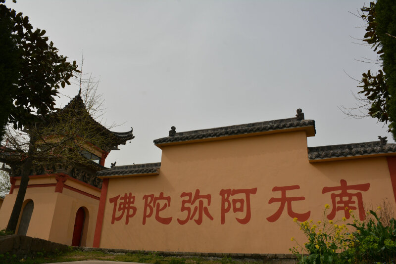 不仅看不到游客,连寺庙的僧人都不曾看到呢;河南信阳鸡公山p80:走累了