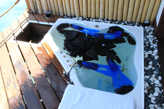 (浴缸中的淡水还有这个用,泡潜水服吼吼吼～～～～～)