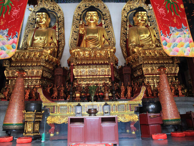 大雄宝殿正面,供奉着以空间计算的横三世佛,分别为主管中央婆娑世界的