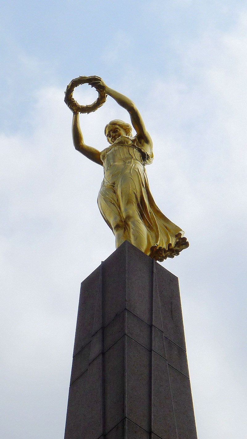 金色狩猎女神雕像图片