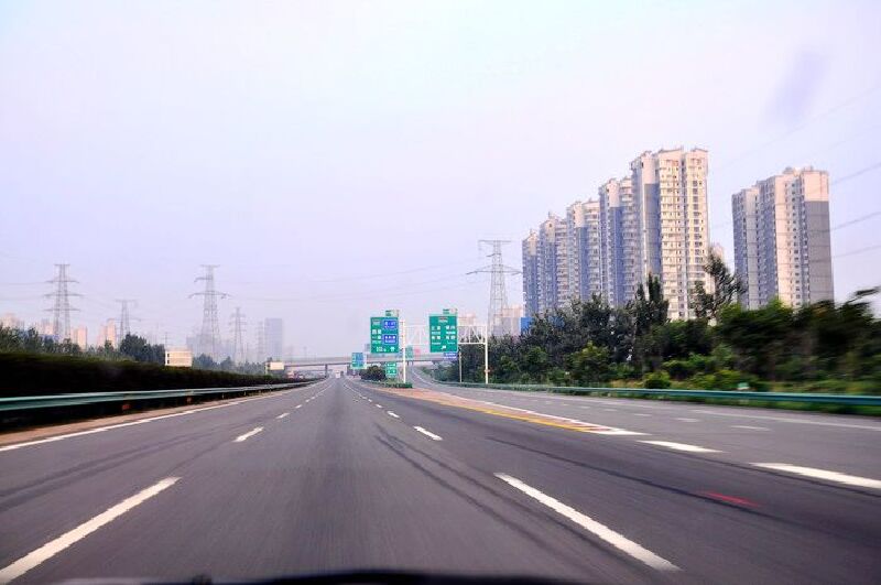 前方不远才路口可到杨贵妃墓,可我们的目的