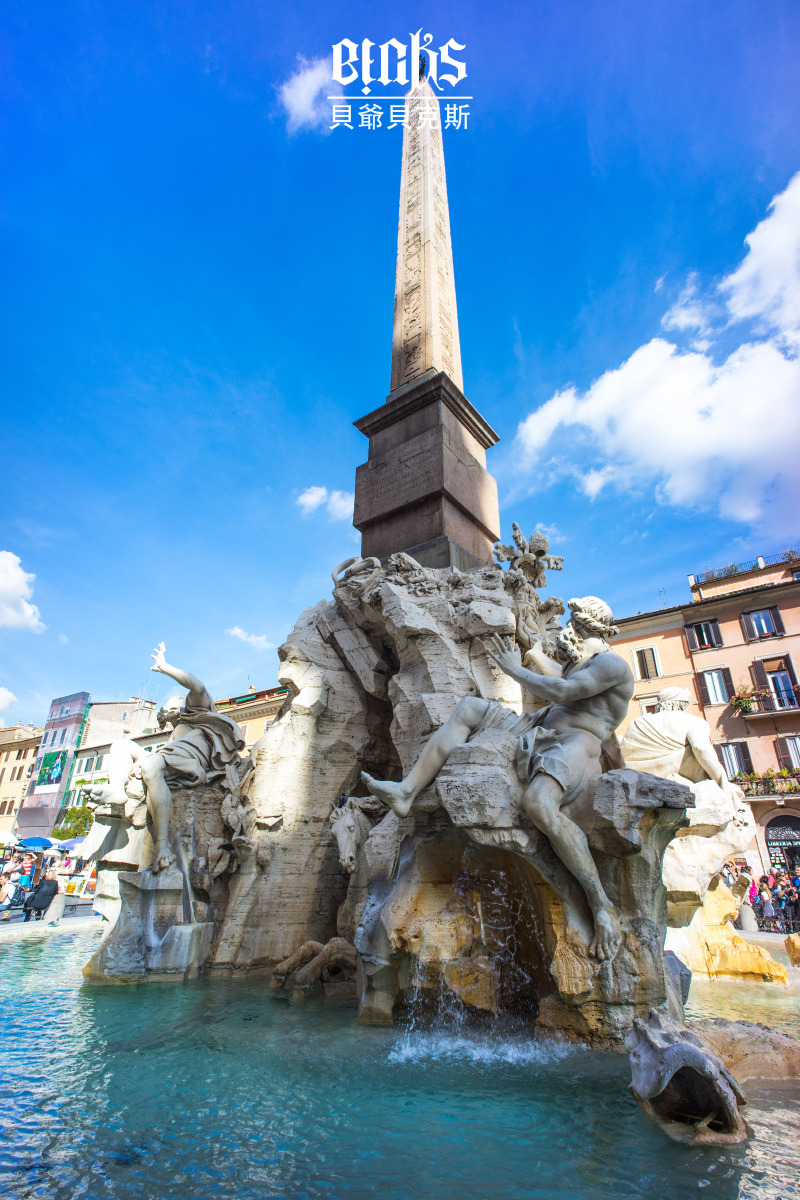 手持船桨,望着远处的雕像代表亚洲的恒河,其寓意恒河河流稳定