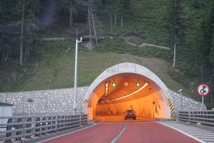 车穿过将军沟隧道——新疆公路史上暗洞最长也是建设史上最复杂的隧道