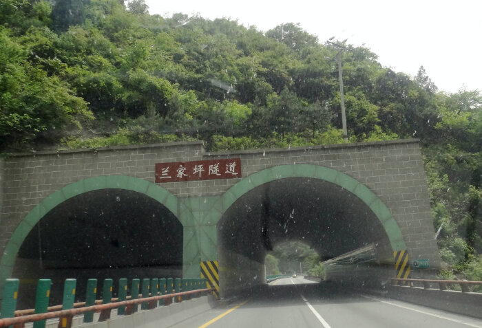 穿过足足有110多个隧道,平安翻过秦岭.