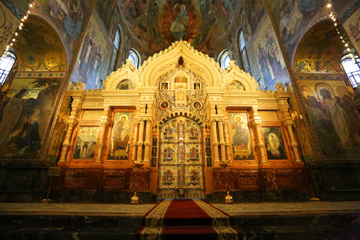 如果说圣伊萨克教堂是艺术博物馆,那么救世主滴血教堂就是艺术本身.