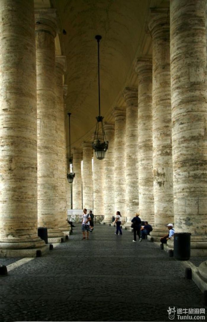 教堂里很多雕塑,阳台,柱子,青铜伞盖,都出自贝尼尼之手,表现出洛可可