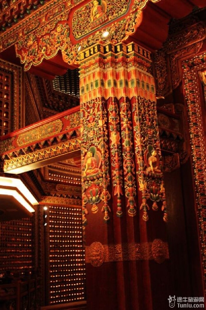 艺术装饰,融合了彩绘,壁画,木雕,唐卡等数十种藏地传统建筑装饰技艺