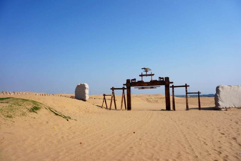 沙漠大门,怎么看都像在《后会无期》的片场.