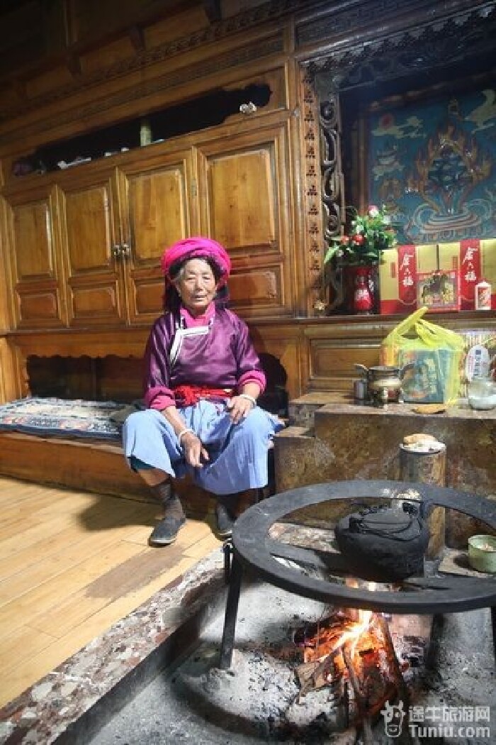 能否方便去他家拜访一下真(摩梭族的老人)正的原生态的摩梭族家庭