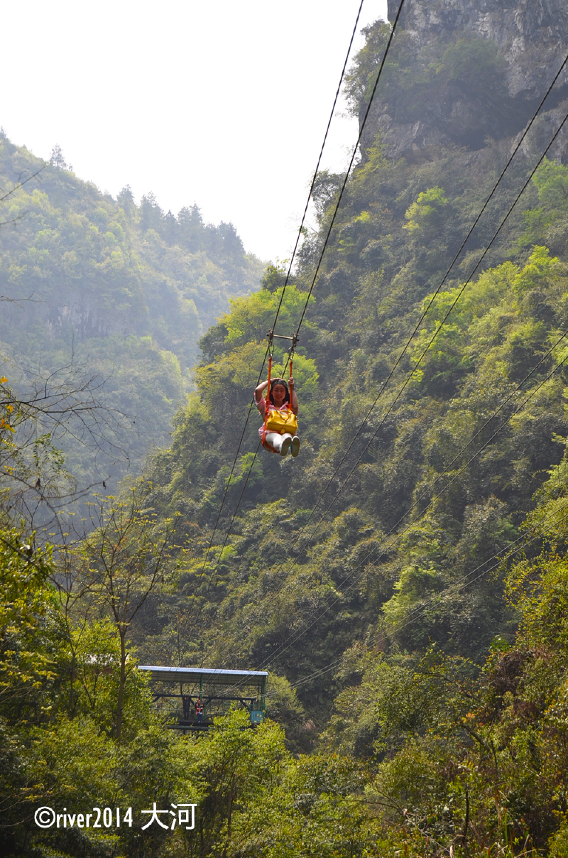 如果不想走路,也可以顺着索道滑下,体验一