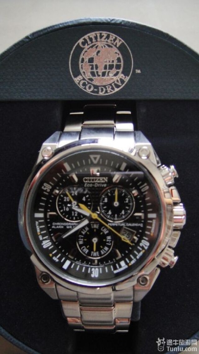 我们在阿布扎比t1航站楼小败了一下e820,eco-drive,全太阳能,日光照射