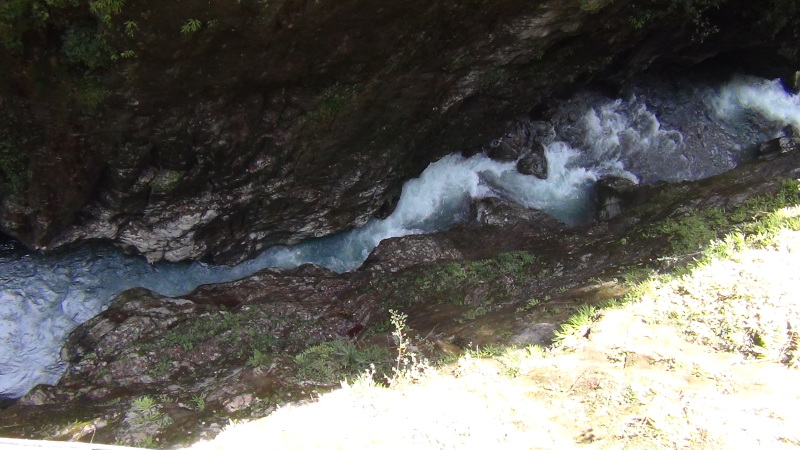 峡谷的落差还是蛮大的,这是中午十二点左右,涧底的水还不能晒到阳光