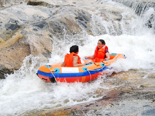 大别山峡谷漂流