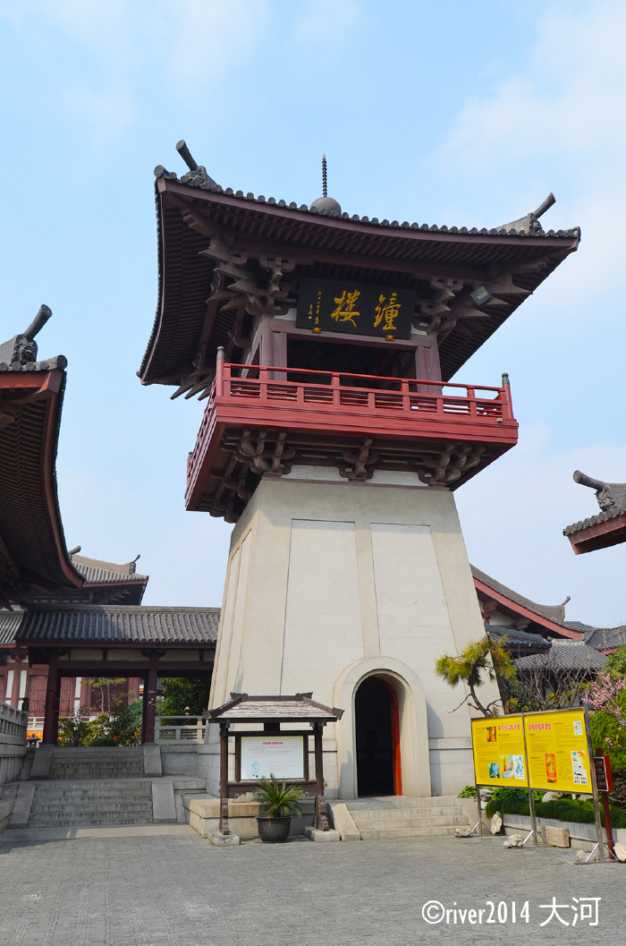 钟楼鼓楼居然建成了秦汉时期的风格,在国内并不多见.