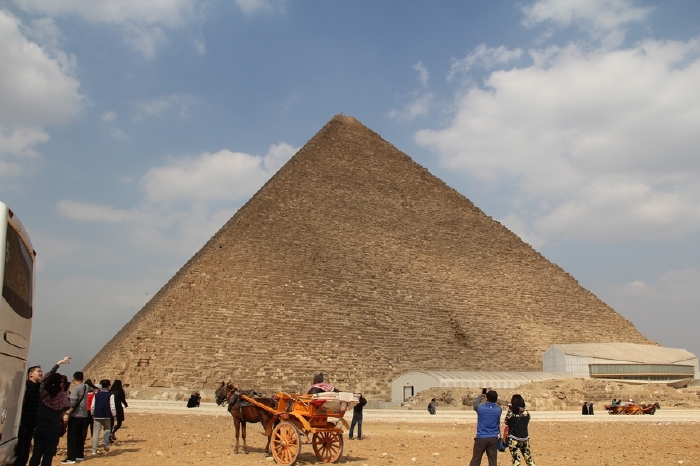 胡夫金字塔的入口处