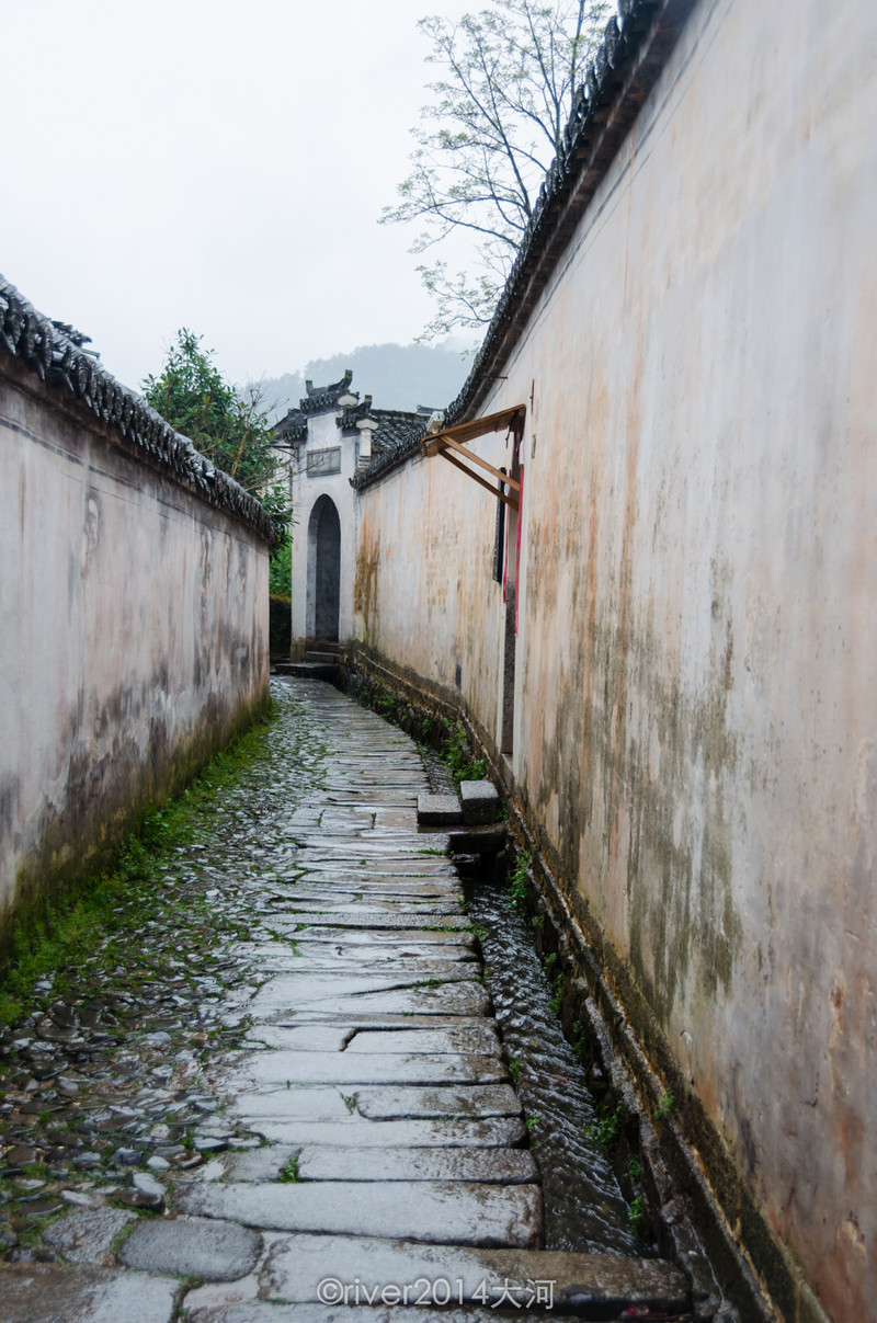 小巷子里空无一人,比较适合拍照.