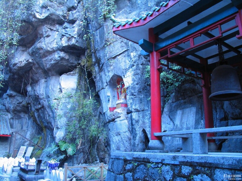 主要景点有水月洞,象眼岩,普贤塔,云峰寺及寺内的太平天国革命遗址