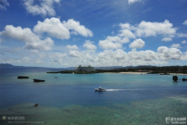 遠處船型的建築是萬座毛酒店,此地三面環海